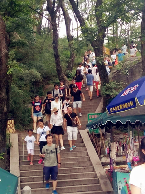 山清水秀北九水 小長假期間加強管理迎客忙 - 青島新聞網