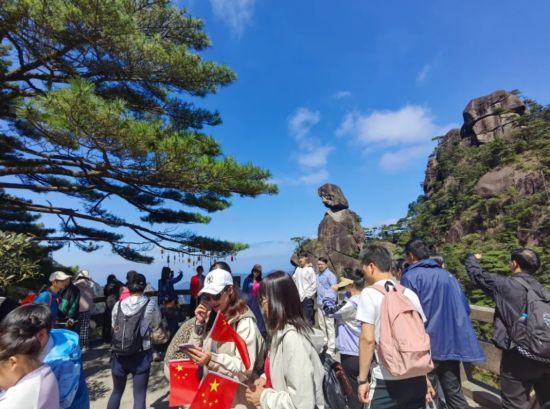 科學管理與暖心服務并重，三清山景區客流有序涌動展新貌