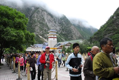 九寨溝單日游客破2萬，景區管理如何應對春游高峰？